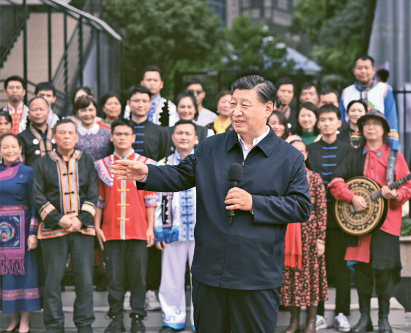 2023年12月14日至15日,中共中央总书记、国家主席、中央军委主席习近平在广西考察。这是14日上午,习近平在南宁市良庆区蟠龙社区考察时,同社区各族群众亲切交流。