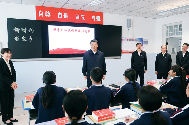 2024年6月18日至19日,中共中央总书记、国家主席、中央军委主席习近平在青海考察。这是18日下午,习近平在果洛西宁民族中学高一(1)班观摩“新时代、新家乡”主题思政课。